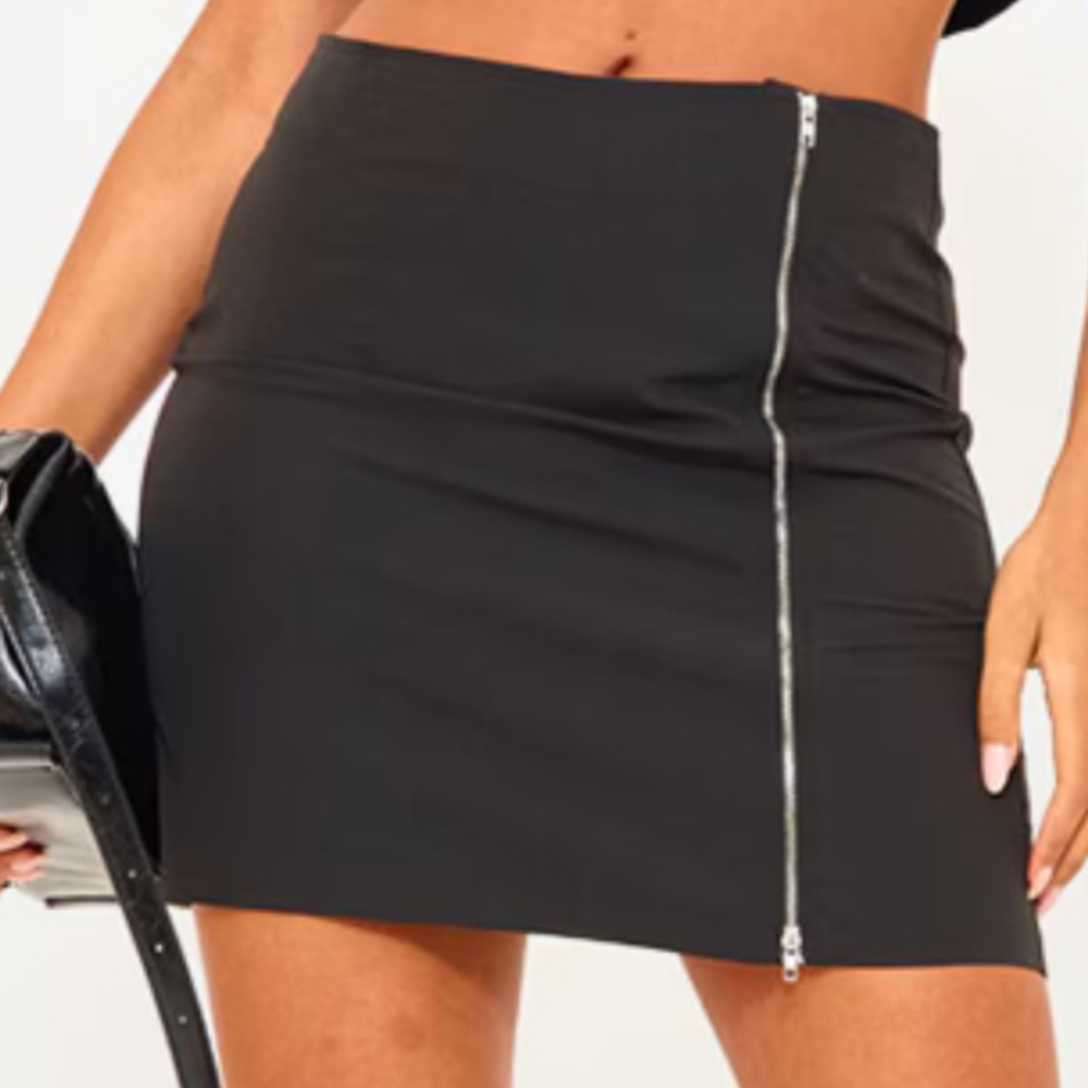 PrettyLittleThing Black Zipper Skirt - Picture 3 of 3